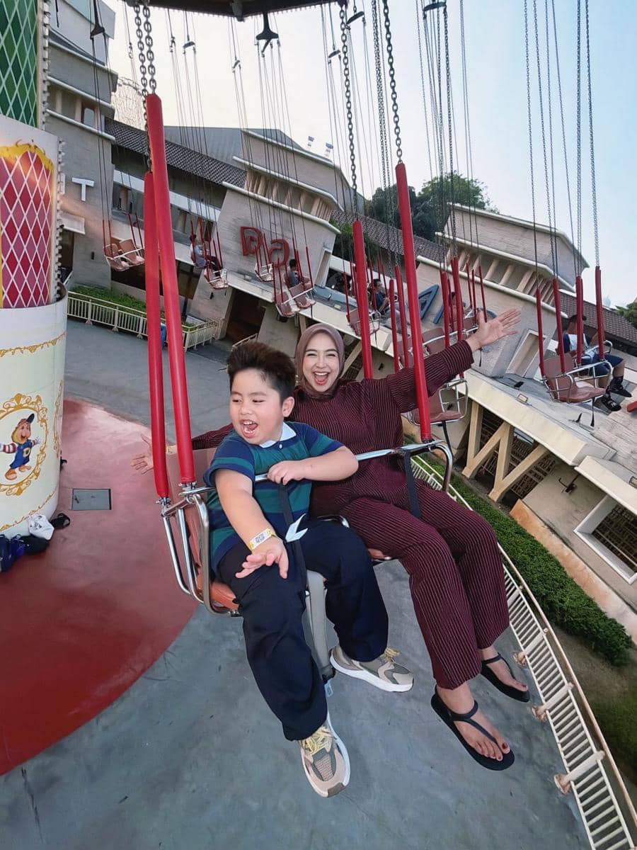 Ria Ricis dan keluarga liburan di Dufan