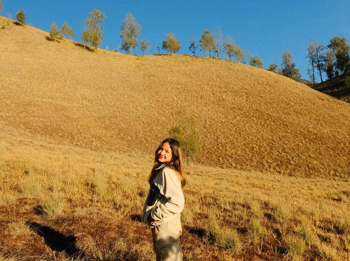 Bella Graceva saat liburan di Ranu Kumbolo
