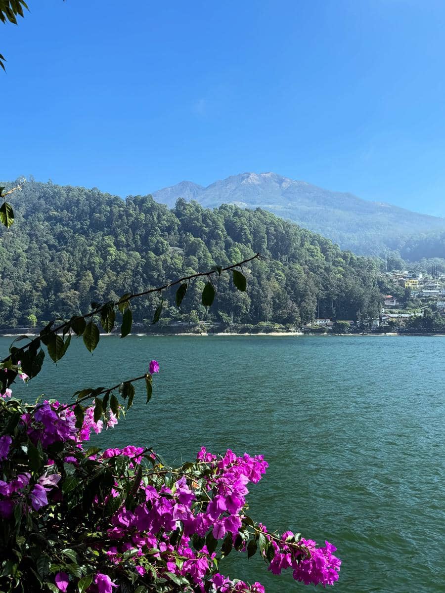 Salmafina Sunan liburan di Telaga Sarangan