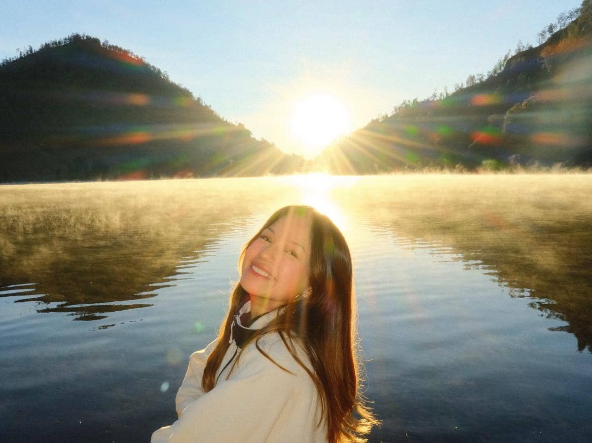 Bella Graceva Liburan di Ranu Kumbolo, Menikmati Matahari Terbit!
