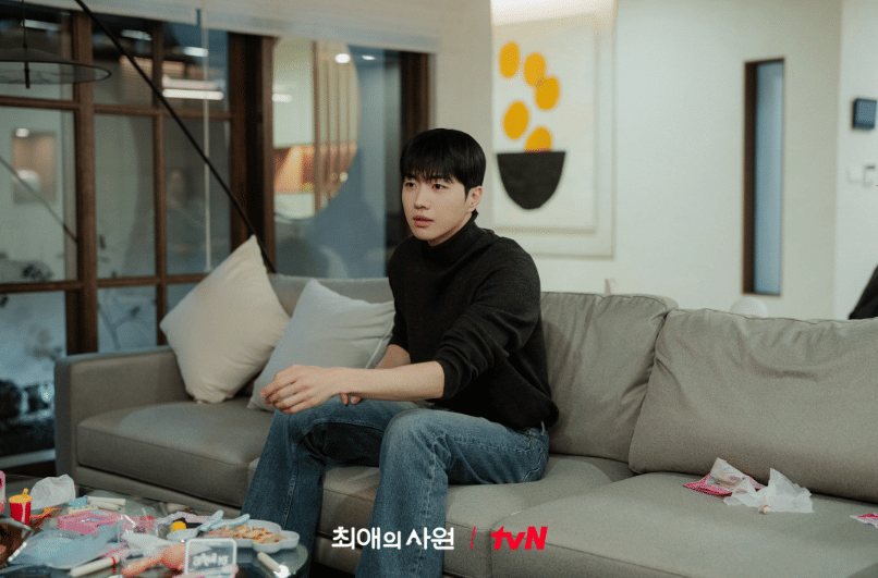 Cuplikan adegan dari drama Korea My Bias, My Boss produksi tvN yang menampilkan salah satu momen dalam serial tersebut.