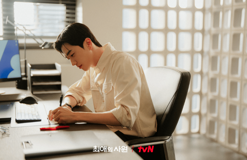 Cuplikan adegan dari drama My Bias, My Boss produksi tvN, sesuai keterangan yang menyertai gambar.