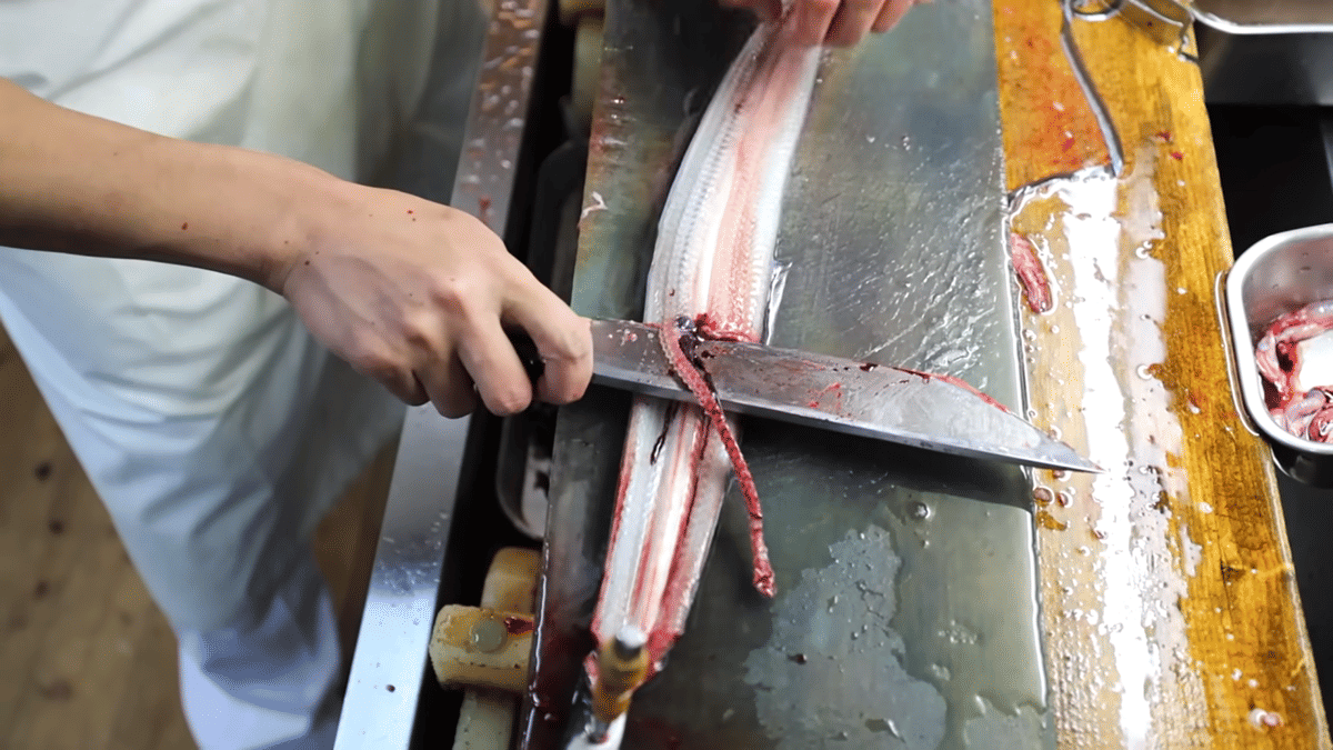 Proses pembuatan unagi kabayaki.