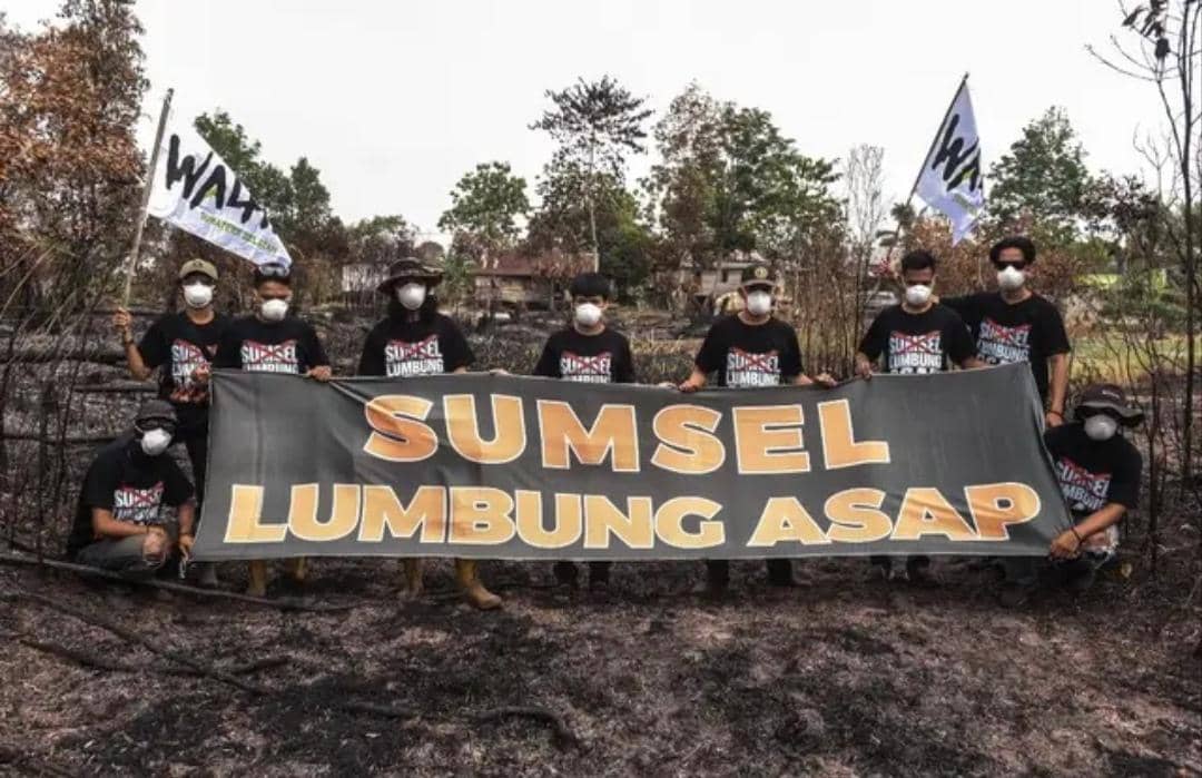 Walhi Sumsel menggelar aksi simbolik 'Sumsel Lumbung Asap di lahan yang terbakar.