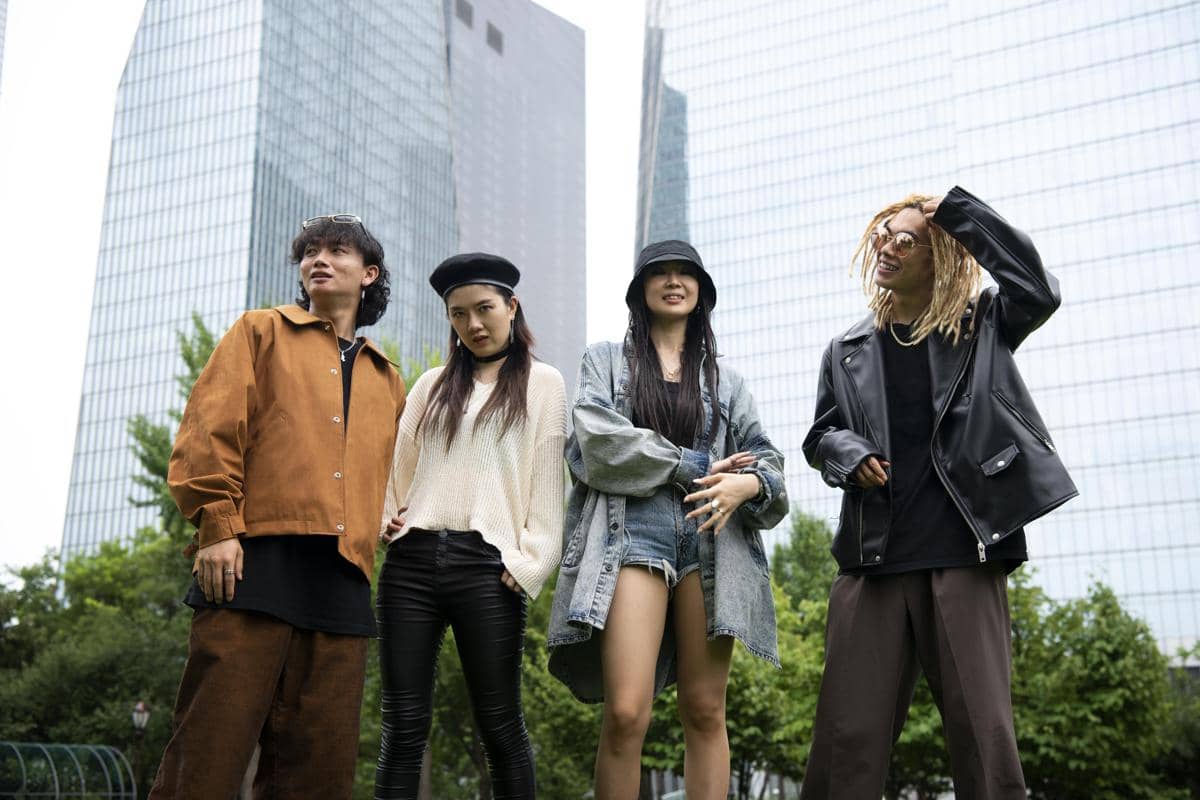 ilustrasi perbedaan gaya fashion Korea dan Jepang 