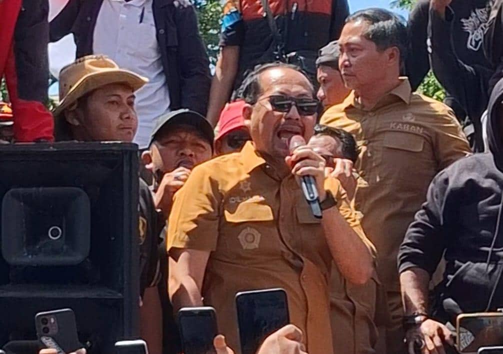 Sekwan DPRD Gowa Andi Idil Hafid saat memprotes kebijakan Bupati Gowa yang menonaktifkan sejumlah OPD di Kantor Bupati Gowa, Senin (24/8/202