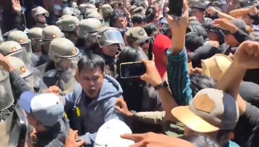 Massa saat berusaha mendorong barikade polisi yang menjaga Bupati Gowa, Sitti Husniah Talenrang di Kantor Bupati Gowa, Senin (24/8/2026). ID
