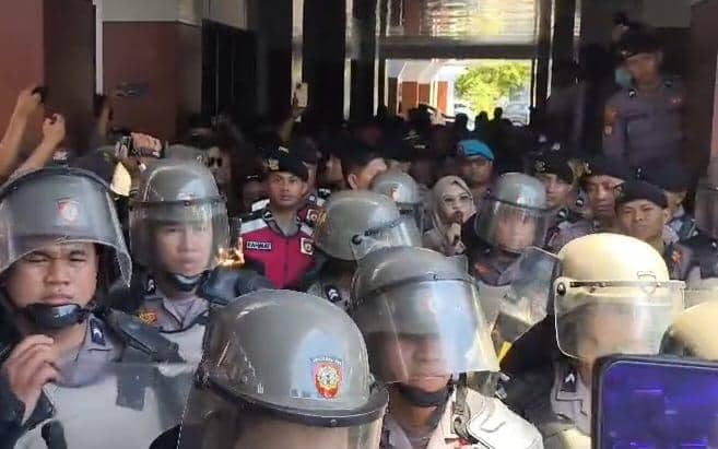 Bupati Gowa, Sitti Husniah Talenrang dikawal ketat aparat kepolisian di tengah aksi demosntrasi massa di Kantor Bupati Gowa, Sungguminasa, S