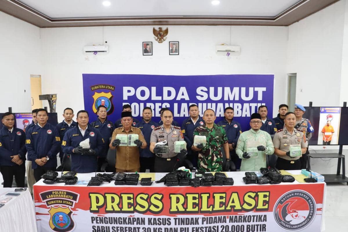 Bawa 30 Kg Sabu dan 20 Ribu Ekstasi, Pria 62 Tahun Ditangkap