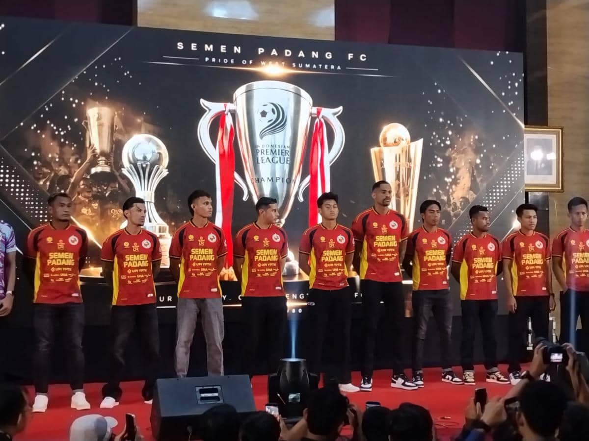 Prosesi peluncuran tim dan jersey Semen Padang menjelang Championship musim 2026/27 berlangsung resmi.