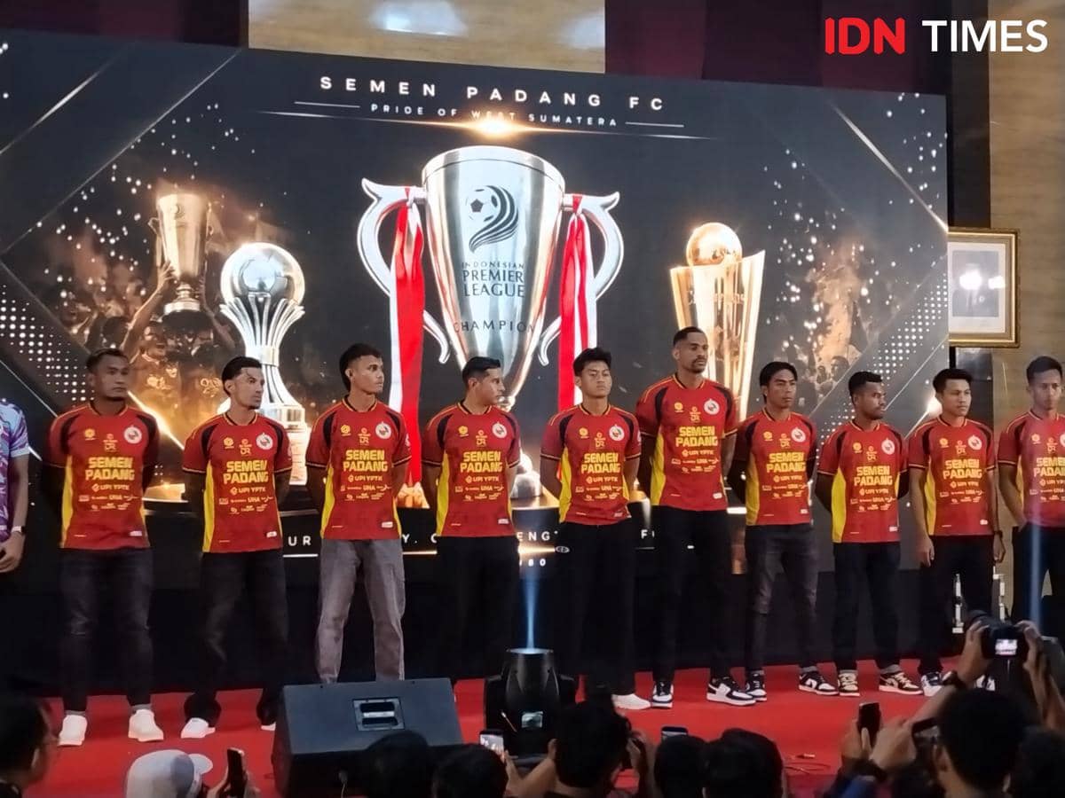 Prosesi peluncuran tim dan jersey Semen Padang menjelang Championship musim 2026/27 berlangsung resmi.