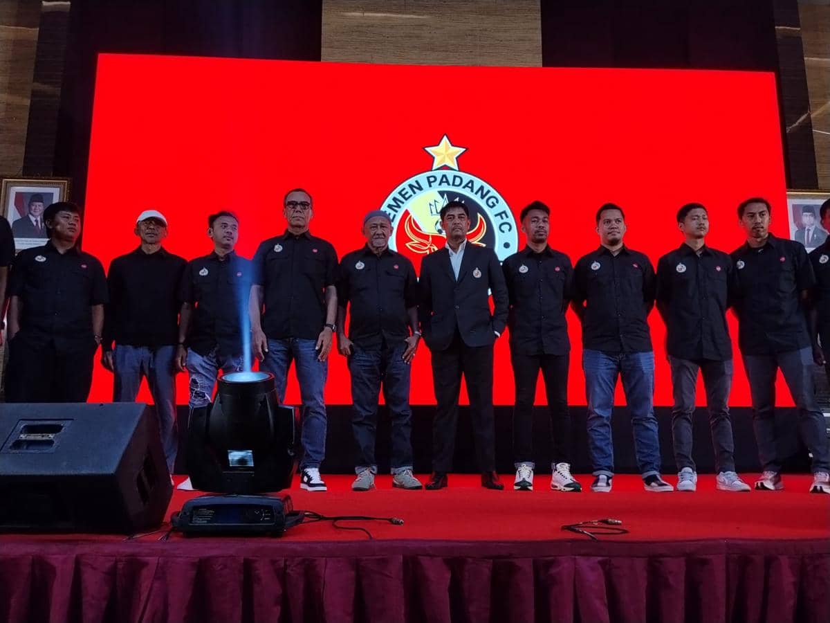 Para pemain dan ofisial Semen Padang berpose dalam prosesi peluncuran tim serta jersey untuk Championship musim 2026/27.