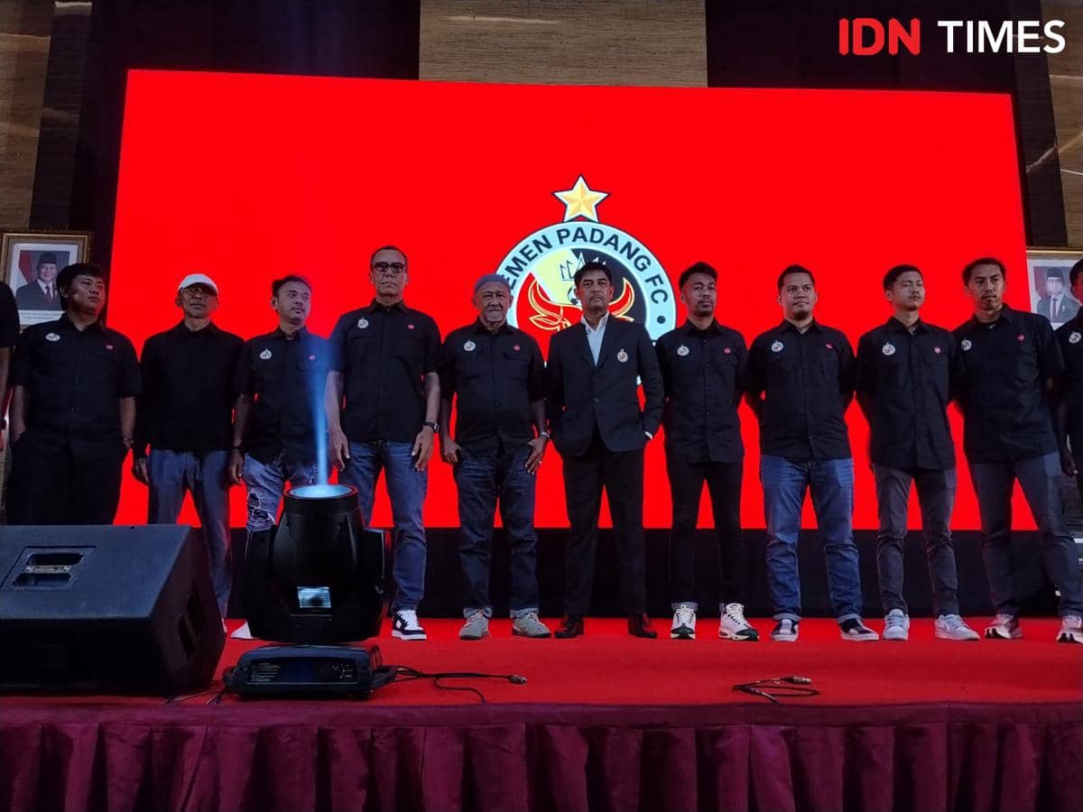 Para pemain dan ofisial Semen Padang berpose dalam prosesi peluncuran tim serta jersey untuk Championship musim 2026/27.