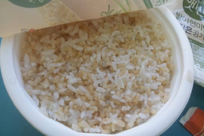 ilustrasi brown rice instan siap makan