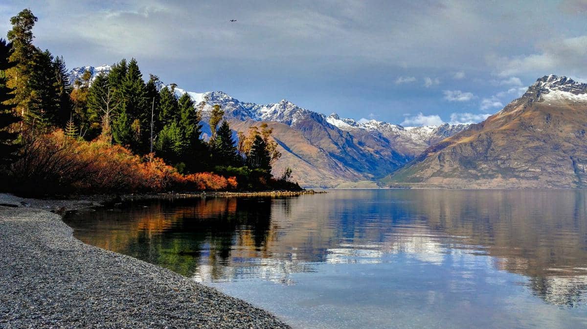 ilustrasi Danau Wakatipu, Selandia Baru
