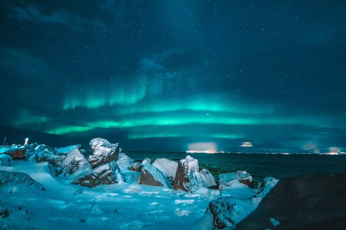 pemandangan aurora borealis di langit Islandia