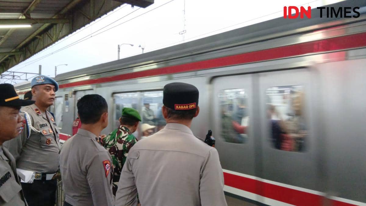 Polisi lakukan penyekatan pelajar yang akan berangkat ke aksi unjuk rasa di Jakarta 27 Agustus 2026