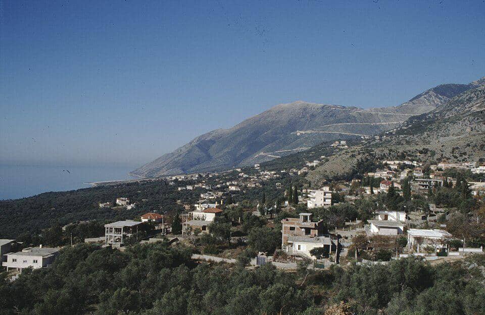 Desa Dhermi di Albania