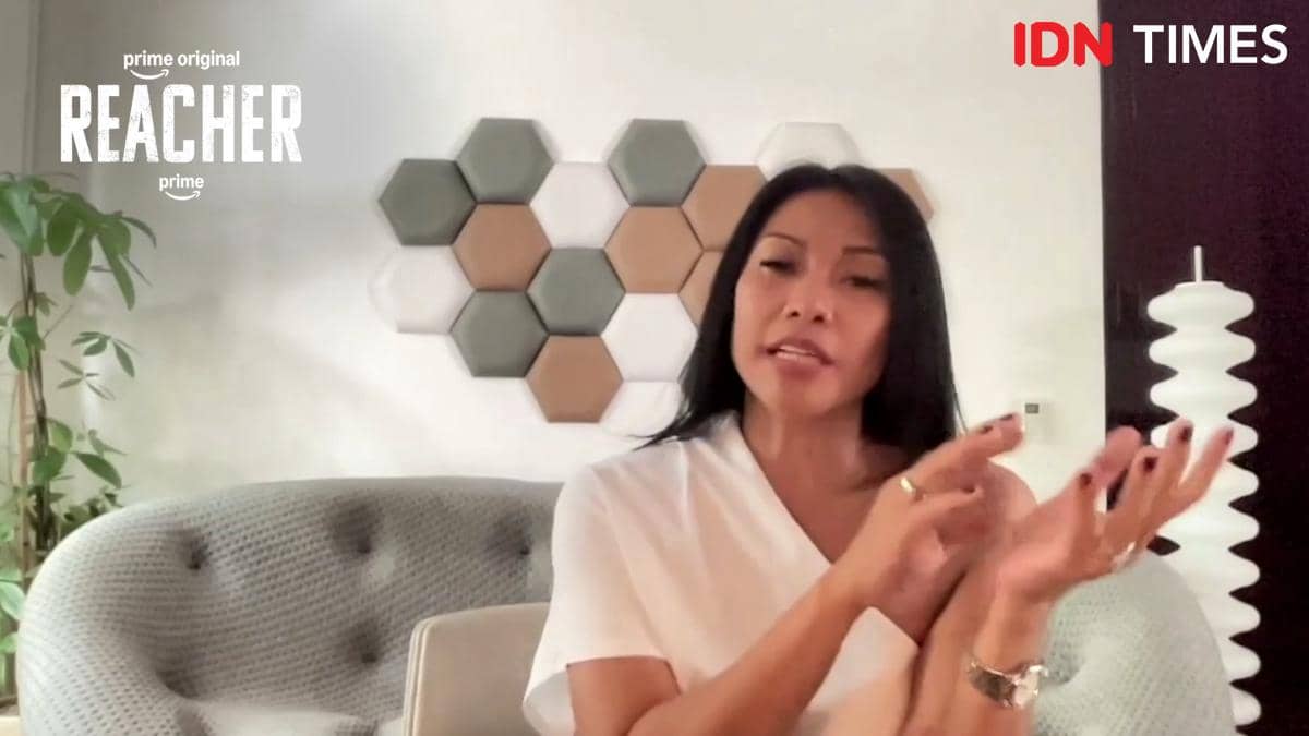 Penyanyi Anggun tersenyum saat mengikuti wawancara melalui Zoom bersama IDN Times pada 18 Agustus 2026.