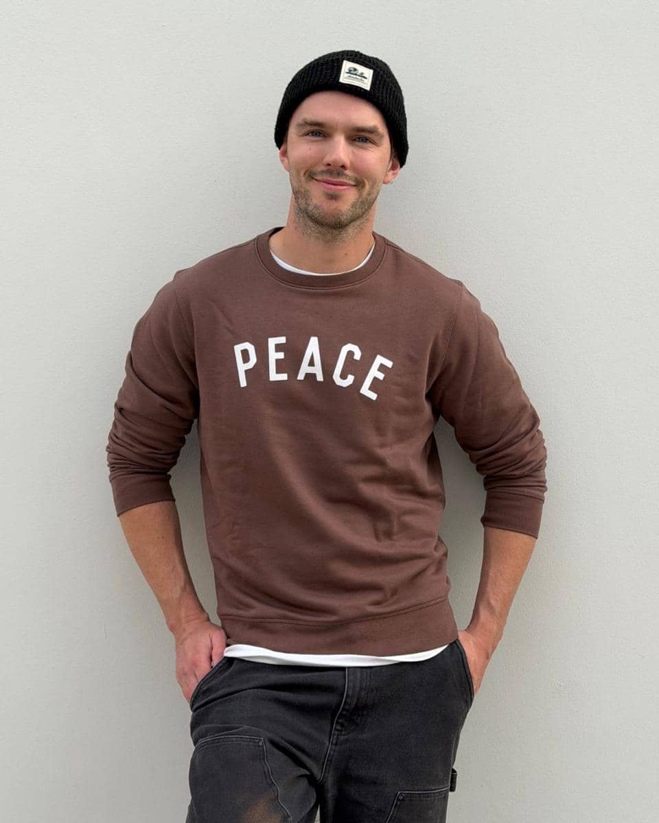 Potret aktor Nicholas Hoult dalam unggahan di akun Instagram pribadinya dengan penampilan kasual dan ekspresi tenang.