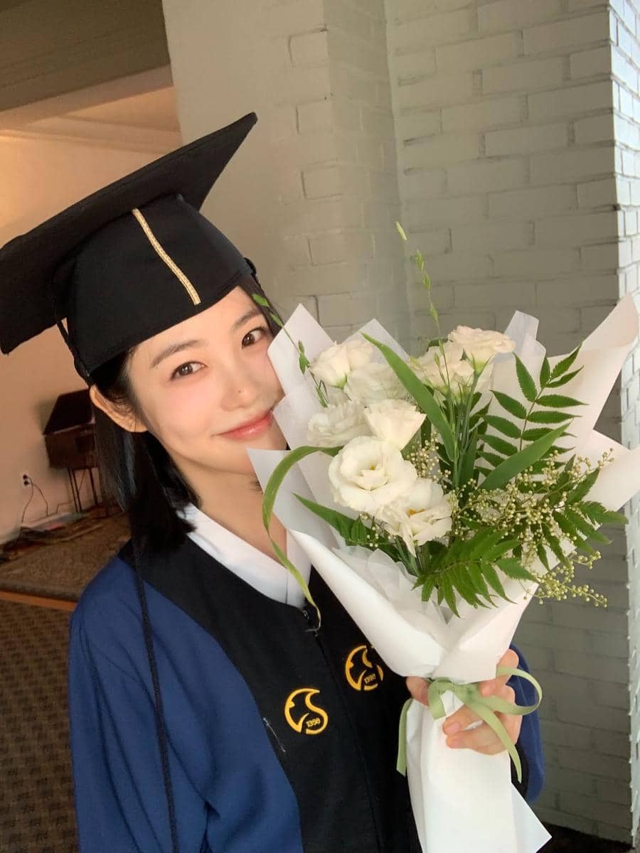 potret Shin Ye Eun lulus dari Sungkyunkwan University