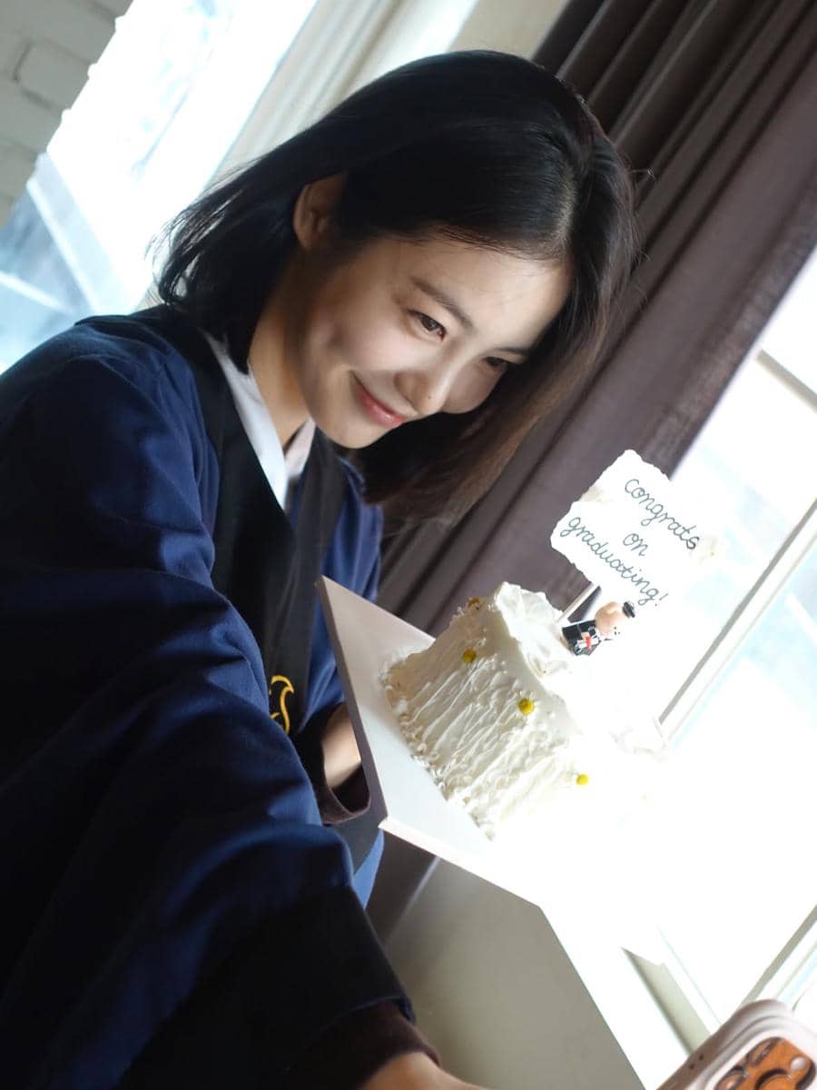 potret Shin Ye Eun lulus dari Sungkyunkwan University