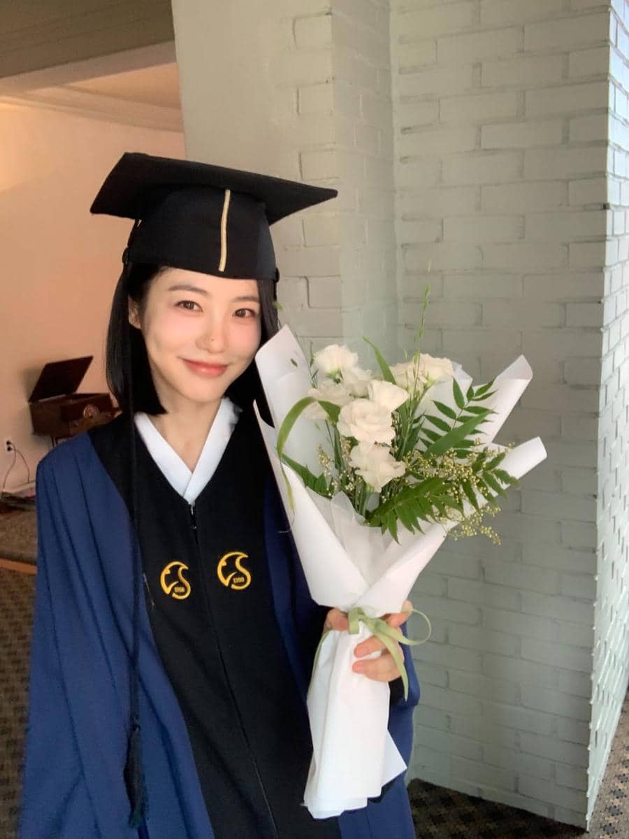 potret Shin Ye Eun lulus dari Sungkyunkwan University