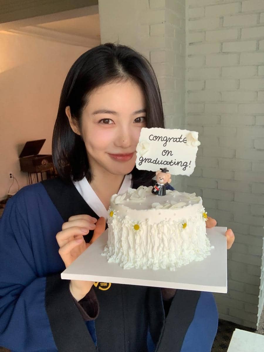 potret Shin Ye Eun lulus dari Sungkyunkwan University