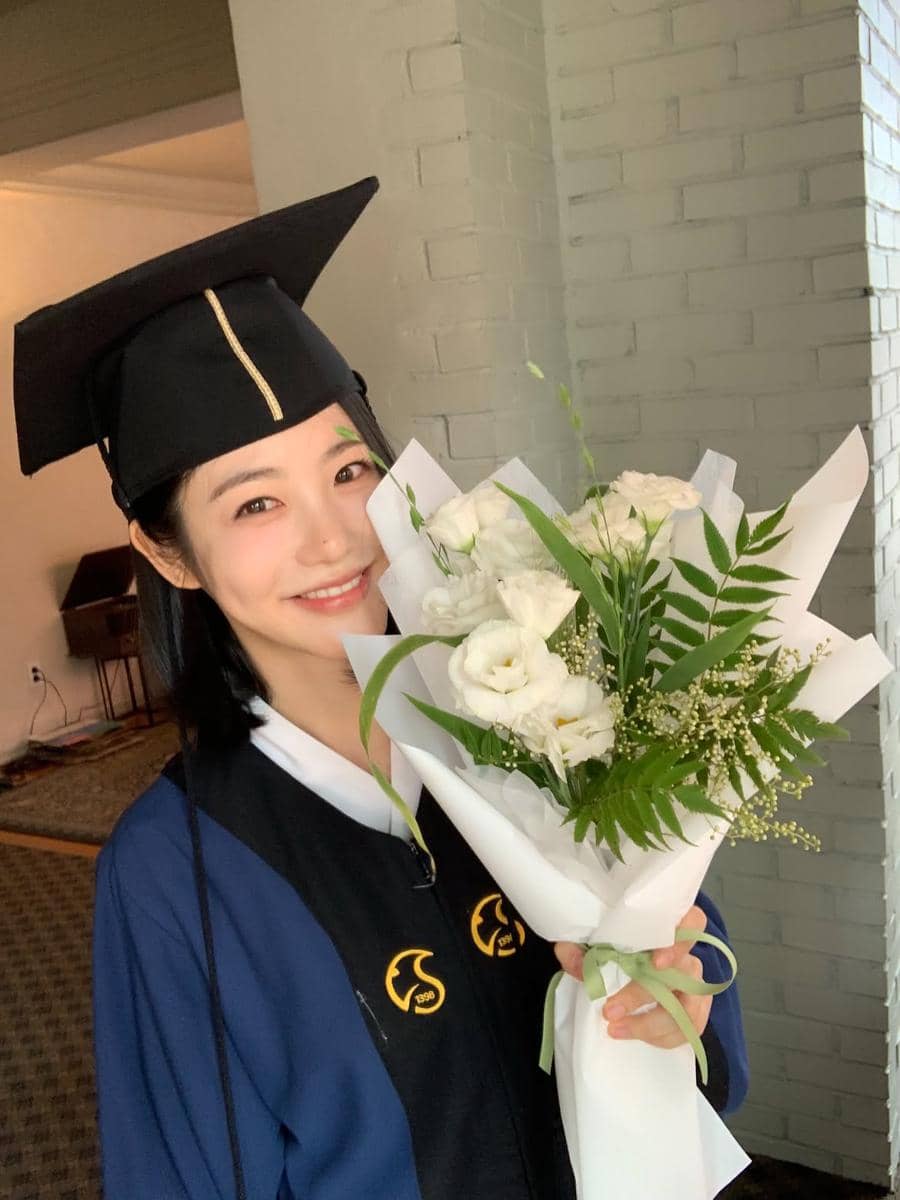 potret Shin Ye Eun lulus dari Sungkyunkwan University