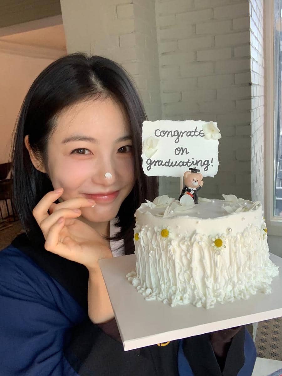 potret Shin Ye Eun lulus dari Sungkyunkwan University