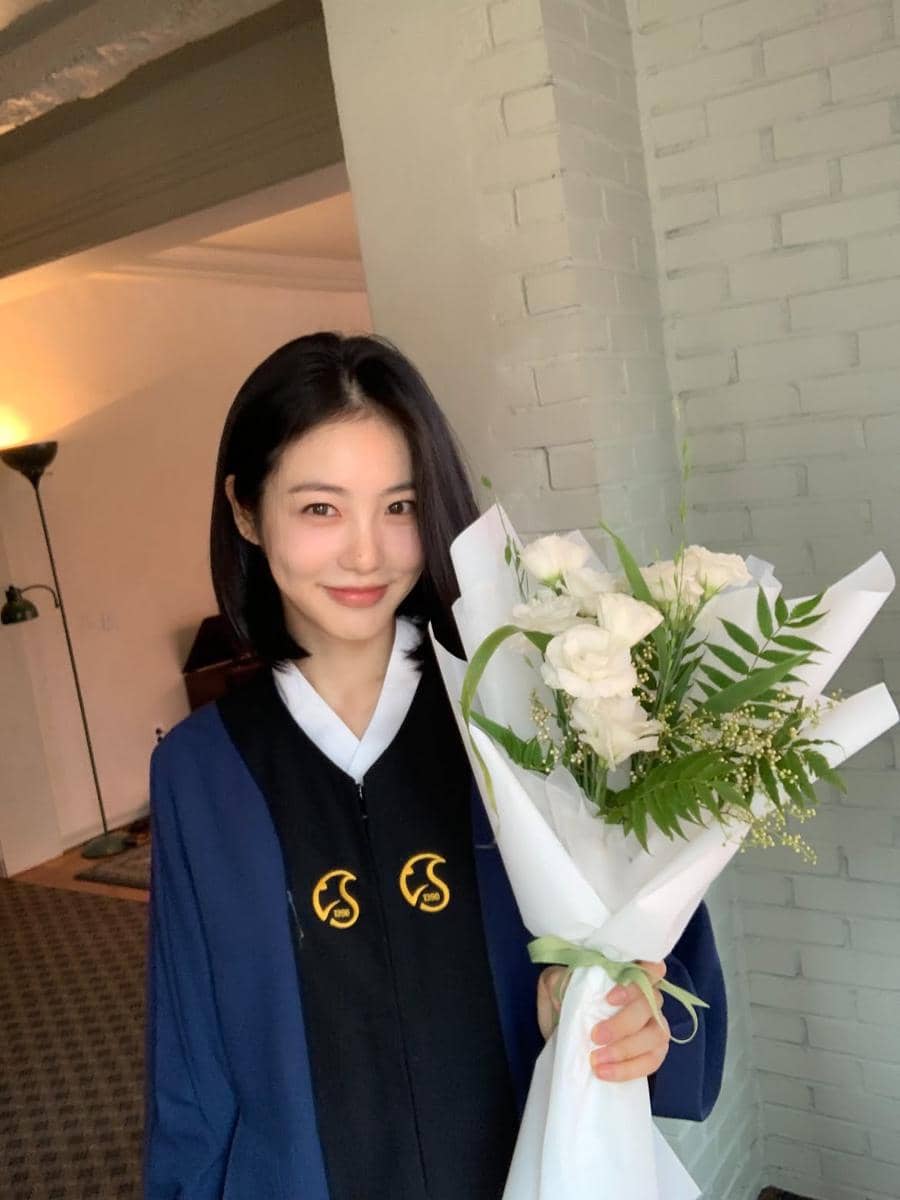 potret Shin Ye Eun lulus dari Sungkyunkwan University