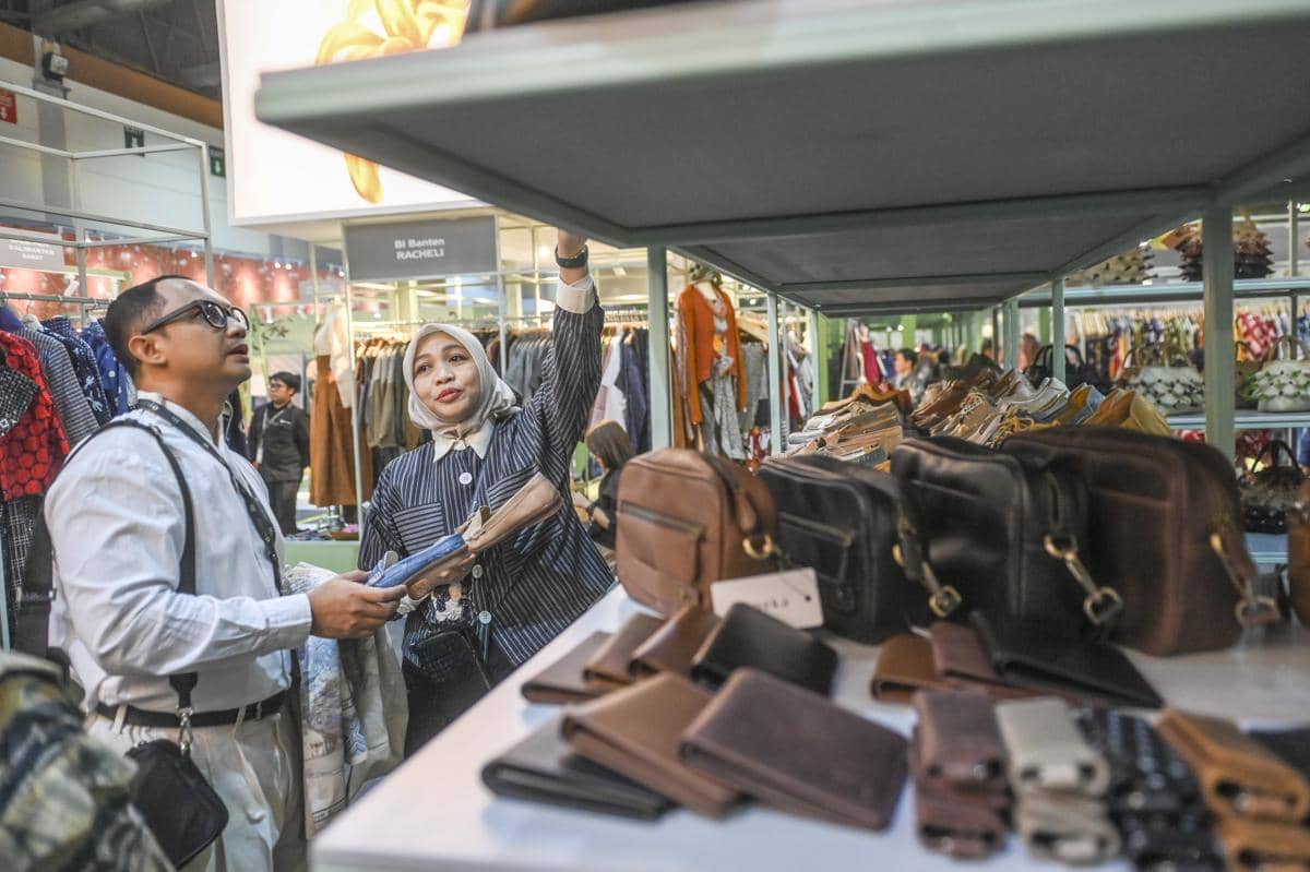 Pengunjung melihat produk-produk kerajinan saat Pameran Karya Kreatif Indonesia 2026 di JICC, Jakarta, Kamis (20/8/2026). (ANTARA FOTO/Hafid