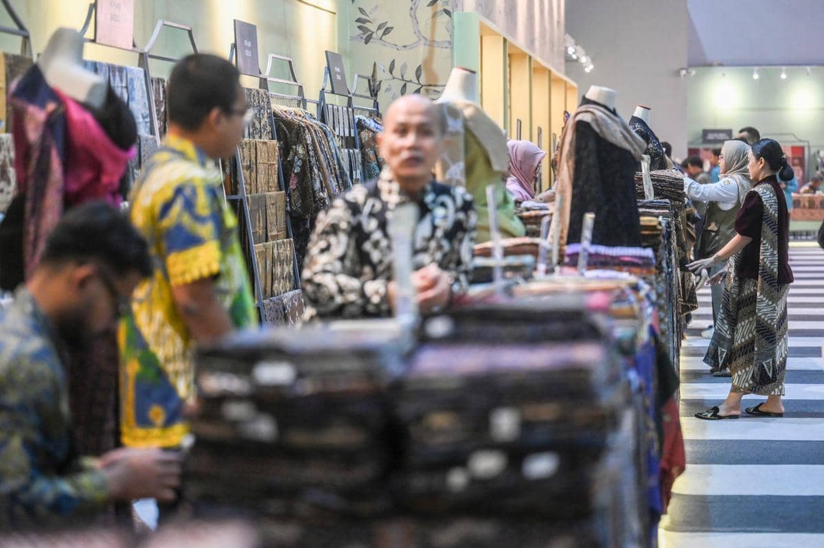 Pengunjung melihat produk-produk kerajinan saat Pameran Karya Kreatif Indonesia 2026 di JICC, Jakarta, Kamis (20/8/2026). (ANTARA FOTO/Hafid