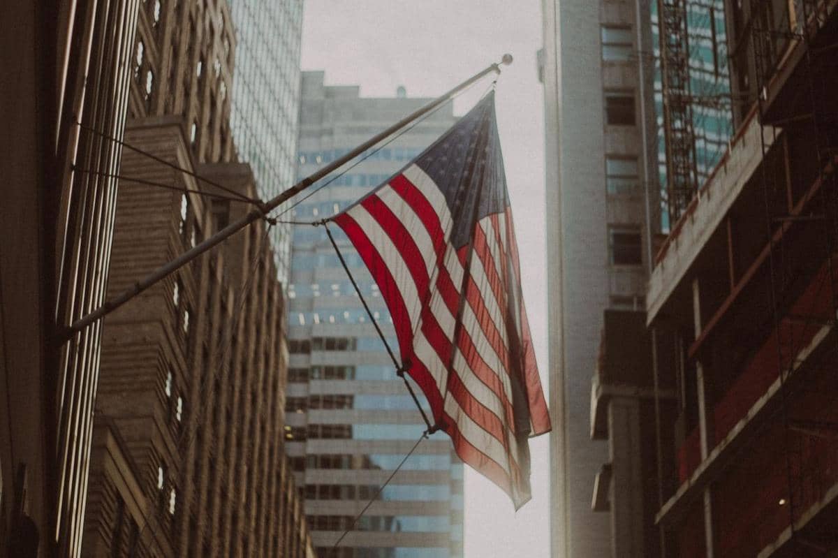 Bendera Amerika Serikat sedang berkibar.