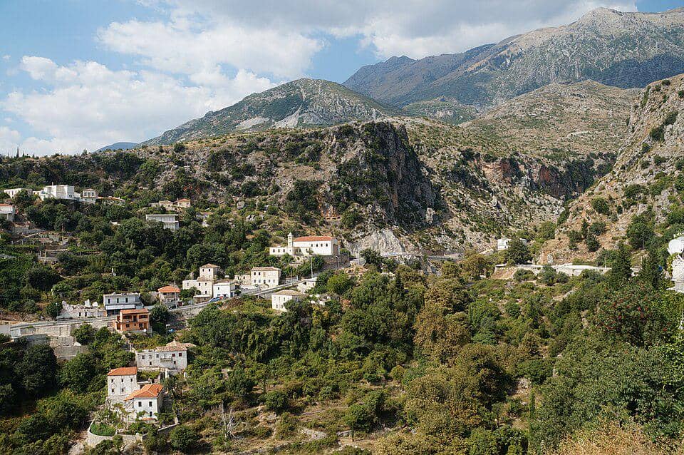 Desa Dhermi di Albania