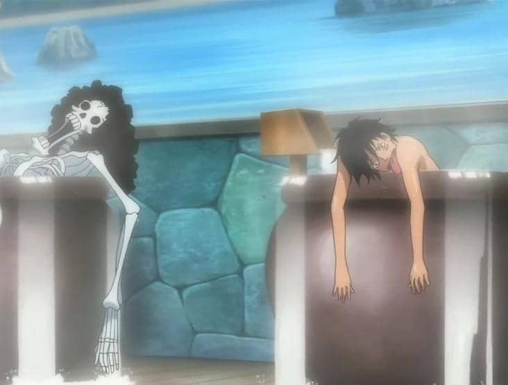 Luffy dan Brook tampak lemas dengan ekspresi kelelahan akibat efek Buah Iblis dalam adegan serial One Piece.