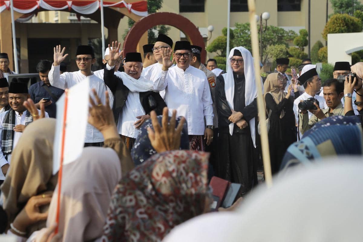 Jemaah menghadiri peringatan Muludan yang digelar bersama oleh tiga masjid di Kota Tangerang untuk pertama kali.