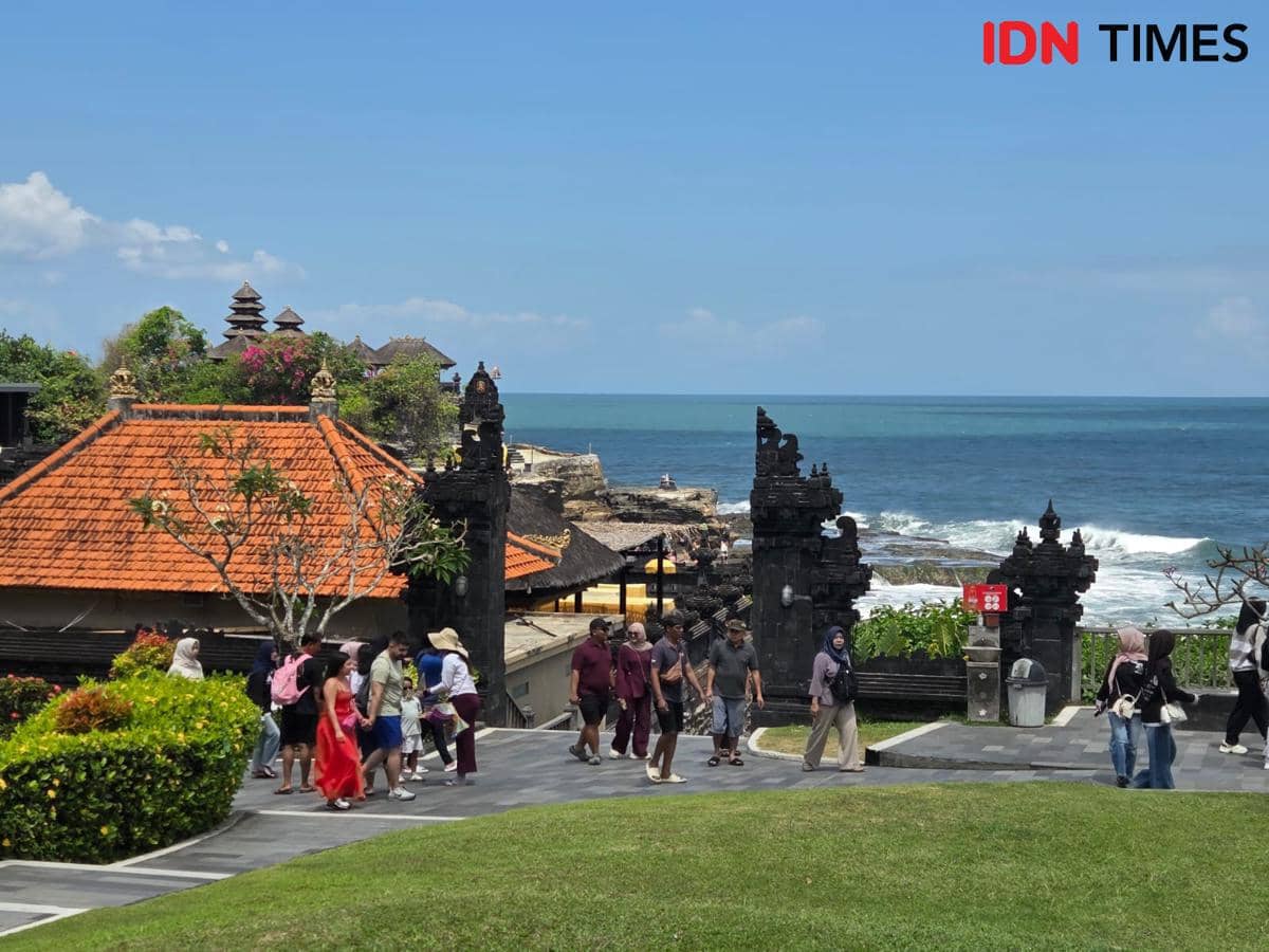 Suasana kawasan Daya Tarik Wisata Tanah Lot di Bali, salah satu destinasi wisata yang dikenal di pulau tersebut.