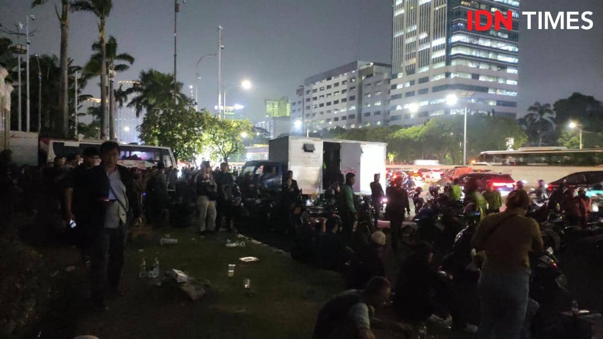 Polisi Tak Pukul Mundur Massa Demo di DPR, Masih Bertahan hingga Malam