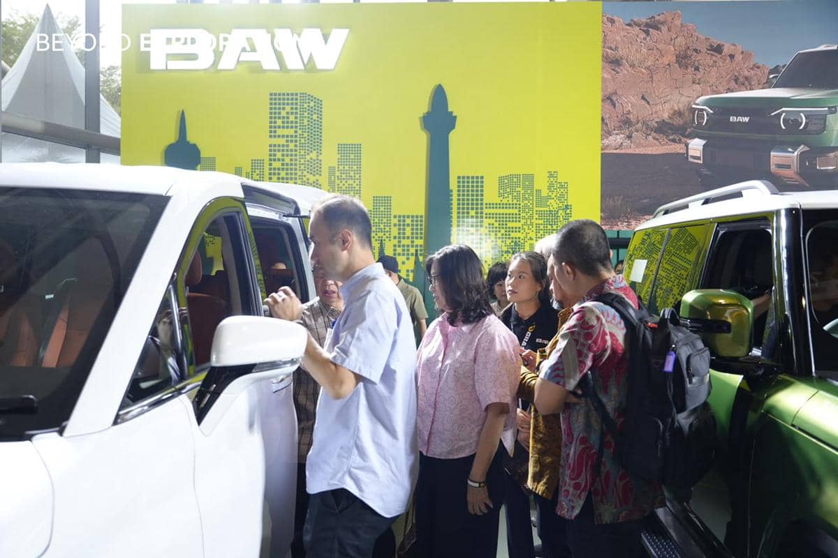 Stan BAW di ajang GIIAS 2026 menampilkan jajaran kendaraan serta materi informasi produk di area pameran.