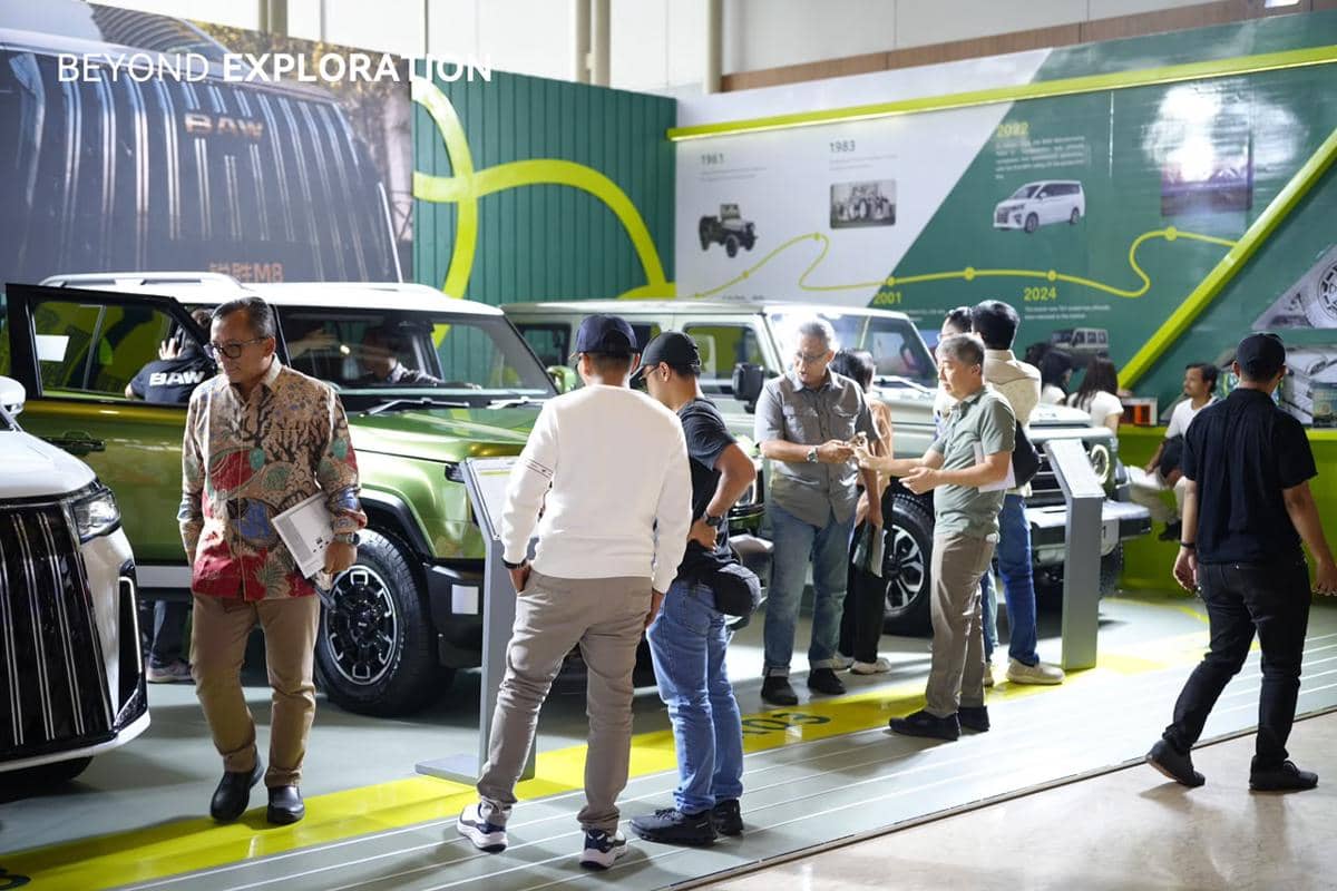 Pengunjung memadati booth BAW di pameran GIIAS 2026, menciptakan suasana ramai di area pameran otomotif.
