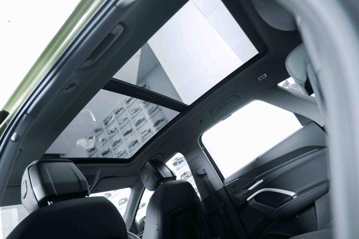 Interior mobil Audi dilengkapi panoramic roof yang membentang di bagian atap kabin dan memberi kesan lapang.