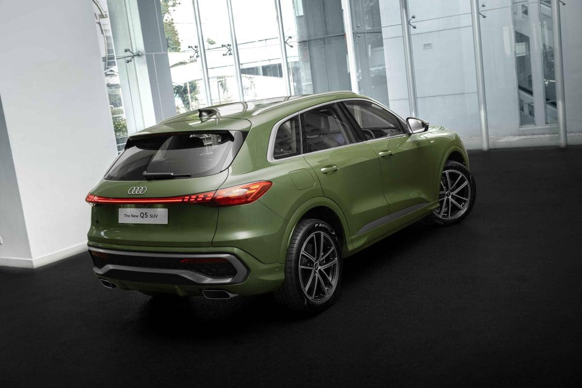 Mobil Audi dengan panjang hampir 5 meter terlihat dalam dokumentasi resmi, menonjolkan desain eksteriornya.