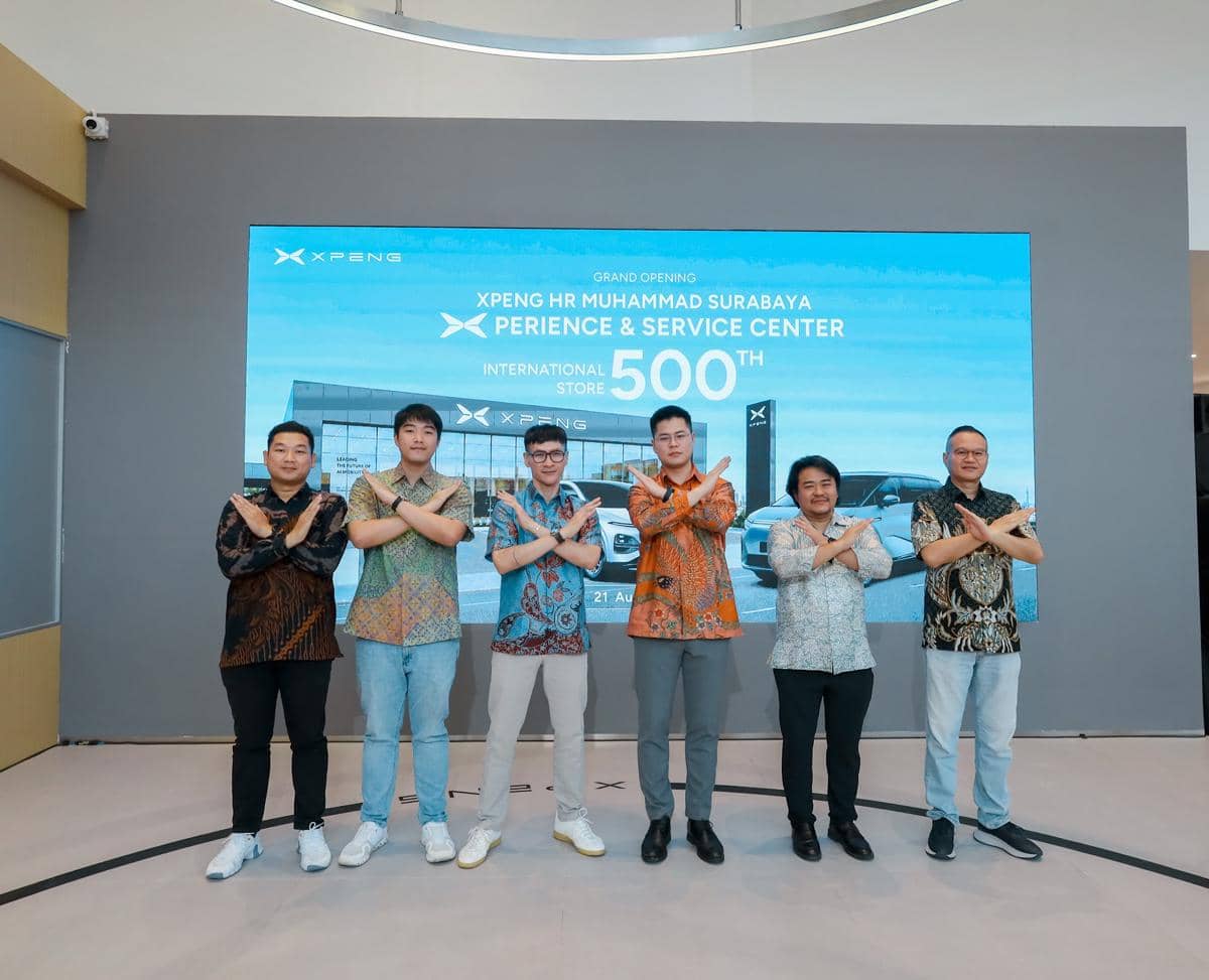 Seremoni peresmian Xpeng Surabaya yang menandai pembukaan resmi Xpeng di Surabaya bersama para peserta acara.