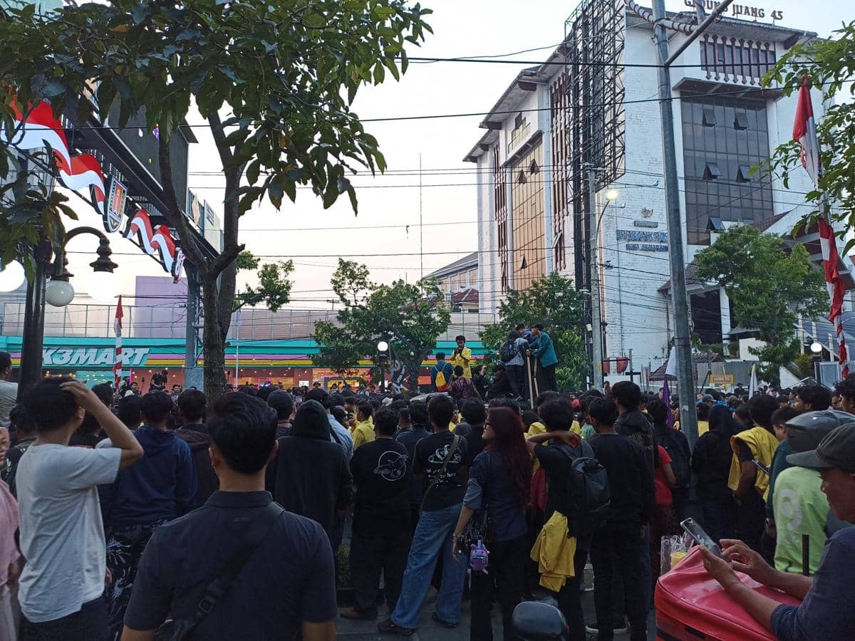 Aksi Unjuk Rasa BEM Semarang Raya Diadang Ribuan Polisi di Tugu Muda