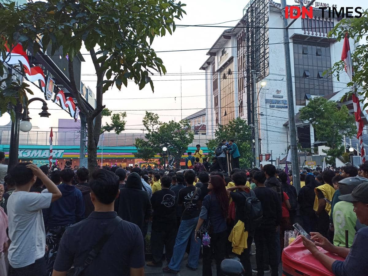 Sejumlah anggota BEM Semarang Raya tertahan di Jalan Pemuda, Kota Semarang, pada 26 Agustus 2026.