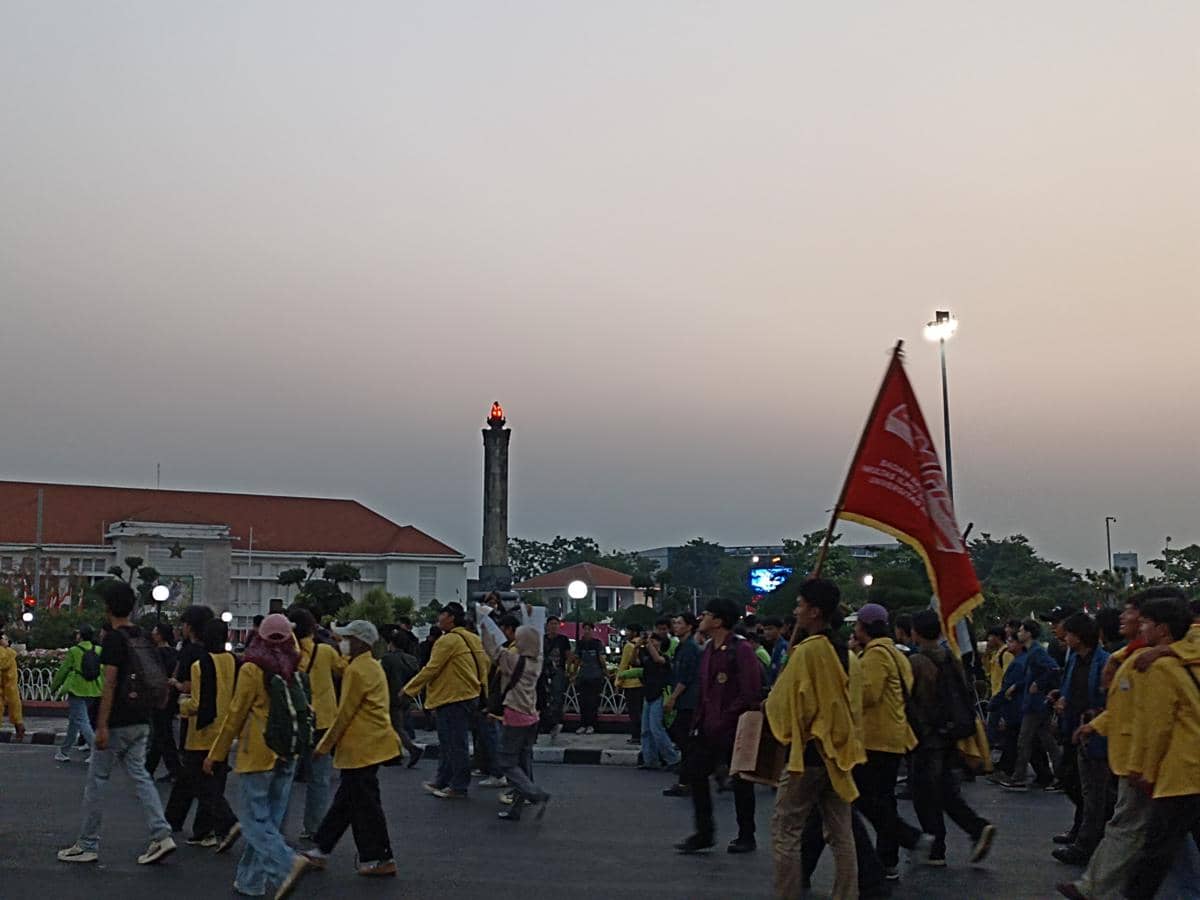 Regu Sabhara dan Polwan Negosiator Cegah Demo BEM Semarang Raya Ricuh