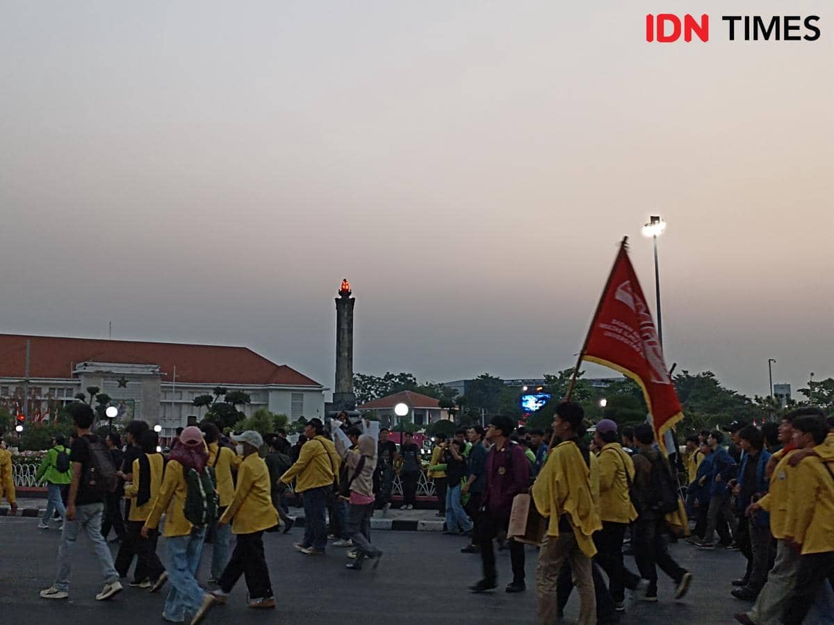 Massa BEM Semarang Raya menggelar demonstrasi di kawasan Tugu Muda, Semarang, dalam suasana aksi di ruang publik.