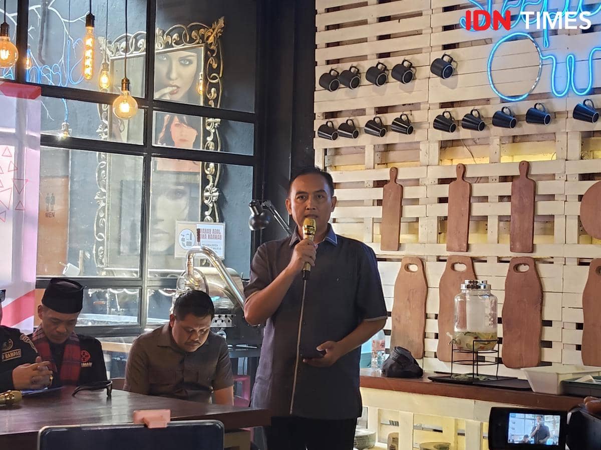 Akbar Husein berbicara dalam diskusi dan konferensi pers mengenai stabilitas politik nasional di Jakarta Selatan.
