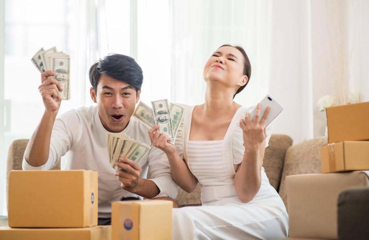 Ilustrasi pasangan yang telah mencapai kebebasan finansial dengan ekspresi bahagia dan suasana positif.